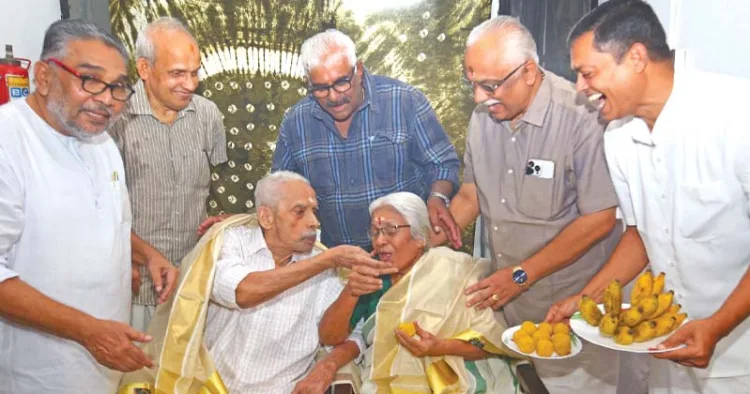 മഹാകവി കാളിദാസ സാംസ്‌ക്കാരിക വേദിയുടെ ആഭിമുഖ്യത്തില്‍ നവതിദിനത്തില്‍ സംഘടിപ്പിച്ച ചടങ്ങില്‍ മോഹനവര്‍മ്മ ഭാര്യ രാധാവര്‍മ്മയ്ക്ക് മധുരം നല്‍കുന്നു. ഡോ.കെ.എസ്. രാധാകൃഷ്ണന്‍, ജി. ഗോപിനാഥ്, ജയചന്ദ്രന്‍. സി, പി.രാമചന്ദ്രന്‍,
സി.ജി. രാജഗോപാല്‍ സമീപം