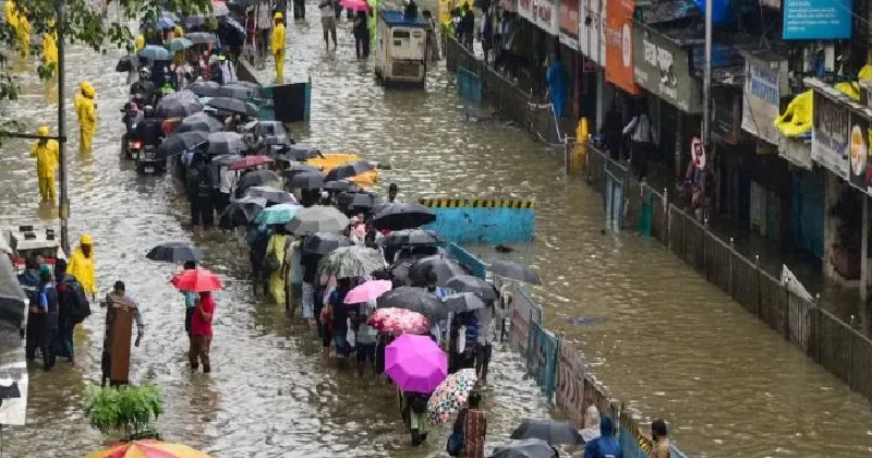 വെള്ളത്തില് മുങ്ങി മുംബൈ നഗരം, മഴക്കെടുതികളില് 13 പേര് മരിച്ചു, 17 വിമാനങ്ങള് റദ്ദാക്കി, കനത്ത മഴ തുടരും