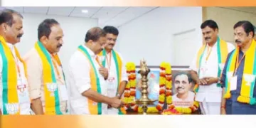 തിരുവനന്തപുരത്ത് മാരാര്‍ജി ഭവനില്‍ കര്‍ഷകമോര്‍ച്ച സംസ്ഥാന നേതൃയോഗം വി. മുരളീധരന്‍ എംഎല്‍എ
ഉദ്ഘാടനം ചെയ്യുന്നു