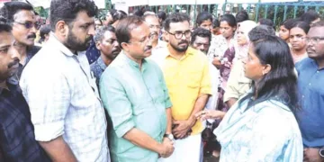 ഓള്‍ കേരള എല്‍പിഎസ്ടി റാങ്ക് ഹോള്‍ഡേഴ്‌സിന്റെ ആഭിമുഖ്യത്തില്‍ അനിശ്ചിതകാല നിരാഹാരം നടത്തുന്ന സമരക്കാരെ വി. മുരളീധരന്‍ എംഎല്‍എ സന്ദര്‍ശിച്ചപ്പോള്‍. യുവമോര്‍ച്ച സംസ്ഥാന പ്രസിഡന്റ് മനുപ്രസാദ്, യുവമോര്‍ച്ച സംസ്ഥാന പ്രഭാരി ഒ. നിധീഷ് തുടങ്ങിയവര്‍ സമീപം