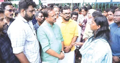 ഓള്‍ കേരള എല്‍പിഎസ്ടി റാങ്ക് ഹോള്‍ഡേഴ്‌സിന്റെ ആഭിമുഖ്യത്തില്‍ അനിശ്ചിതകാല നിരാഹാരം നടത്തുന്ന സമരക്കാരെ വി. മുരളീധരന്‍ എംഎല്‍എ സന്ദര്‍ശിച്ചപ്പോള്‍. യുവമോര്‍ച്ച സംസ്ഥാന പ്രസിഡന്റ് മനുപ്രസാദ്, യുവമോര്‍ച്ച സംസ്ഥാന പ്രഭാരി ഒ. നിധീഷ് തുടങ്ങിയവര്‍ സമീപം