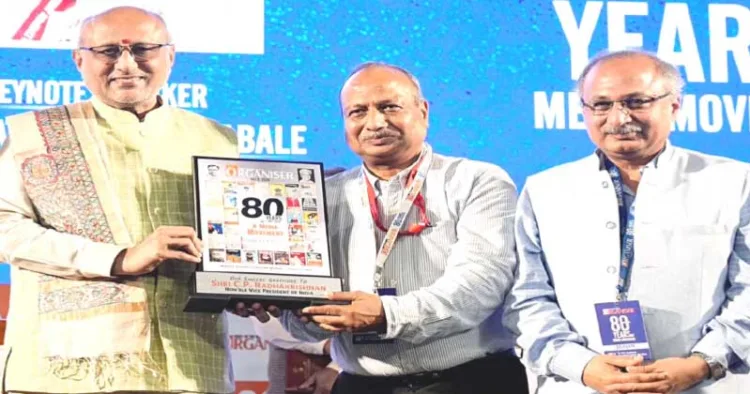 ന്യൂദല്ഹിയില് ഓര്ഗനൈസര് വീക്ക്ലിയുടെ 80-ാം വാര്ഷികം ഉദ്ഘാടനം ചെയ്യാനെത്തിയ ഉപരാഷ്ട്രപതി സി.പി. രാധാകൃഷ്ണന് ഭാരത് പ്രകാശന് ലിമിറ്റഡ് മാനേജിങ് ഡയറക്ടര് അരുണ് കുമാര് ഗോയല് ഉപഹാരം സമ്മാനിക്കുന്നു