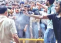 കോക്രോച്ച് പാര്ട്ടി പാര്ലമെന്റിലേക്ക് നടത്തിയ മാര്ച്ചിനിടെ പോലീസിനുനേരെ സമരത്തിനെത്തിയവര് പെപ്പര് സ്പ്രേ പ്രയോഗിക്കുന്നു