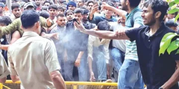 കോക്രോച്ച് പാര്ട്ടി പാര്ലമെന്റിലേക്ക് നടത്തിയ മാര്ച്ചിനിടെ പോലീസിനുനേരെ സമരത്തിനെത്തിയവര് പെപ്പര് സ്പ്രേ പ്രയോഗിക്കുന്നു