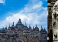 പ്രംബാനന്‍ ക്ഷേത്രം (ഇടത്ത്) ഇന്തോനേഷ്യയിലെ പ്രംബാനന്‍ ക്ഷേത്രത്തിലെ അപൂര്‍വ്വമായ ശിവവിഗ്രഹം (വലത്ത്)
