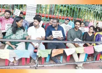 സെക്രട്ടേറിയറ്റിന് മുന്നില് നിരാഹാര സമരമിരിക്കുന്ന ഓള് കേരള ലോവര് പ്രൈമറി സ്കൂള് ടീച്ചേഴ്സ് റാങ്ക് ഹോള്ഡേഴ്സ് (എല്പിഎസ്ടി) അസോസിയേഷന് അംഗങ്ങള്