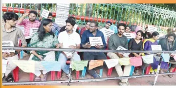 സെക്രട്ടേറിയറ്റിന് മുന്നില്‍ നിരാഹാര സമരമിരിക്കുന്ന ഓള്‍ കേരള ലോവര്‍ പ്രൈമറി സ്‌കൂള്‍ ടീച്ചേഴ്‌സ് റാങ്ക് ഹോള്‍ഡേഴ്‌സ് (എല്‍പിഎസ്ടി) അസോസിയേഷന്‍ അംഗങ്ങള്‍