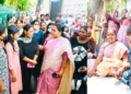 സെക്രട്ടേറിയറ്റ് നടയില്‍ സമരം നടത്തുന്ന എല്‍പിഎസ്ടി റാങ്ക് ഹോള്‍ഡേഴ്സിന്റെ സമര പന്തലില്‍ എത്തിയ ബിജെപി സംസ്ഥാന ജനറല്‍ സെക്രട്ടറി ശോഭാ സുരേന്ദ്രനോട് കാര്യങ്ങള്‍ വിശദീകരിക്കവേ സമരസമിതി സെക്രട്ടറി വളര്‍മതി വിതുമ്പുന്നു
