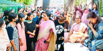 സെക്രട്ടേറിയറ്റ് നടയില്‍ സമരം നടത്തുന്ന എല്‍പിഎസ്ടി റാങ്ക് ഹോള്‍ഡേഴ്സിന്റെ സമര പന്തലില്‍ എത്തിയ ബിജെപി സംസ്ഥാന ജനറല്‍ സെക്രട്ടറി ശോഭാ സുരേന്ദ്രനോട് കാര്യങ്ങള്‍ വിശദീകരിക്കവേ സമരസമിതി സെക്രട്ടറി വളര്‍മതി വിതുമ്പുന്നു