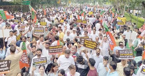തുടര്‍ച്ചയായ ചോദ്യപേപ്പര്‍ ചോര്‍ച്ചകളുടെ പശ്ചാത്തലത്തില്‍ പഞ്ചാബ് വിദ്യാഭ്യാസ മന്ത്രിയെ പുറത്താക്കണമെന്ന് ആവശ്യപ്പെട്ട് ബിജെപി ദല്‍ഹിയിലെ ആപ് ഓഫീസിലേക്ക് സംഘടിപ്പിച്ച മാര്‍ച്ച്‌