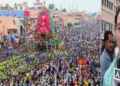 പുരിയിലെ ജഗന്നാഥ ക്ഷേത്രത്തിലെ രഥഘോഷയാത്ര (ഇടത്ത്) ഘോഷയാത്രയില് പങ്കെടുത്ത ഭാരതീയ നാമം സ്വീകരിച്ച ഇന്ദിരാ ദേവി ദാസി എന്ന ഇംഗ്ലണ്ടുകാരി (വലത്ത്)