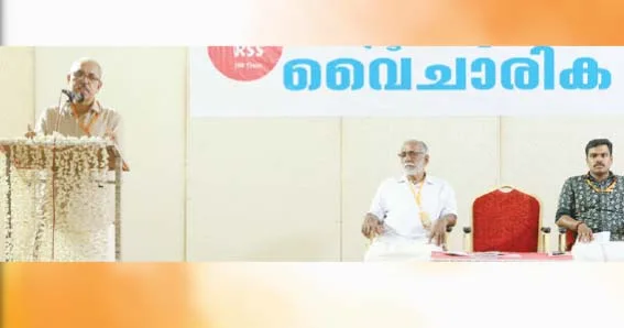 ആര്എസ്എസ് ശതാബ്ദിയോടനുബന്ധിച്ച് കാട്ടാക്കടയില് സംഘടിപ്പിച്ച വൈചാരിക സദസില് ക്ഷേത്രീയ കാര്യവാഹ് എം. രാധാകൃഷ്ണന് സംസാരിക്കുന്നു