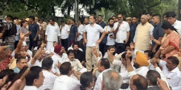 പ്രധാനമന്ത്രിയുടെ കല്യാണ് മാര്ഗിലെ വസതിക്ക് മുന്പില് കോണ്ഗ്രസ് നേതാക്കളുടെ കുത്തിയിരിപ്പ് സമരം.