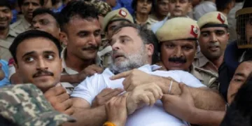 പ്രധാനമന്ത്രി മോദിയുടെ വസതിക്ക് മുന്‍പില്‍ പ്രതിഷേധിച്ച രാഹുല്‍ ഗാന്ധിയെ അറസ്റ്റ് ചെയ്തുകൊണ്ടുപോകുന്ന പൊലീസ്
