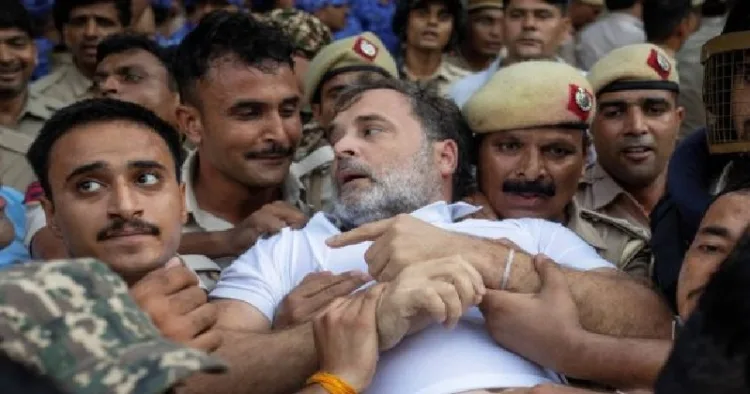 പ്രധാനമന്ത്രി മോദിയുടെ വസതിക്ക് മുന്പില് പ്രതിഷേധിച്ച രാഹുല് ഗാന്ധിയെ അറസ്റ്റ് ചെയ്തുകൊണ്ടുപോകുന്ന പൊലീസ്