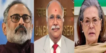 കോണ്‍ഗ്രസ് ഭരണകാലത്ത് കേന്ദ്ര ആഭ്യന്തര വകുപ്പ് ഉദ്യോഗസ്ഥനായ ആര്‍വിഎസ് മണി (നടുവില്‍)