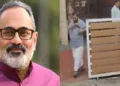 രമേശ് ചെന്നിത്തലയുടെ വീട്ടില്‍ നിന്നും ഇറങ്ങിപ്പോകുന്ന കടകംപള്ളി സുരേന്ദ്രന്‍ (വലത്ത്)