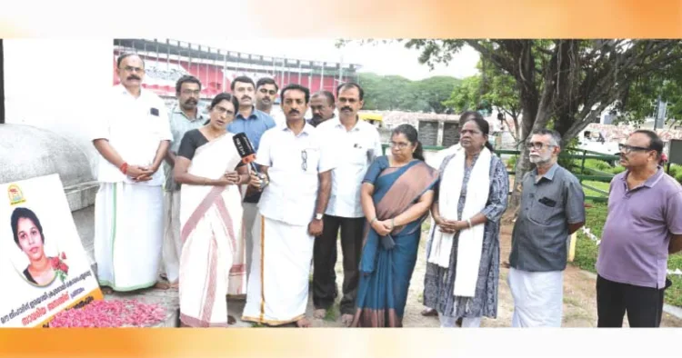 ലൗ ജിഹാദിന് ഇരയായി ക്രൂരമായി കൊല്ലപ്പെട്ട സാവരിയ ബസന്തിന് പ്രണാമം അര്പ്പിച്ച് ഹിന്ദു ഐക്യവേദിയുടെ ആഭിമുഖ്യത്തില് പാളയം രക്തസാക്ഷി മണ്ഡപത്തില് നടന്ന ശ്രദ്ധാഞ്ജലി ഹിന്ദു ഐക്യവേദി സംസ്ഥാന രക്ഷാധികാരി കെ. പി. ശശികല ടീച്ചര് ഉദ്ഘാടനം ചെയ്യുന്നു