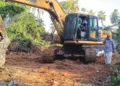 കായലില്‍ നിന്ന് ഖനനം ചെയ്യുന്ന മണല്‍ ശേഖരിക്കുന്നതിന് കായല്‍ തീരത്ത് ജെസിബി ഉപയോഗിച്ച് നടത്തുന്ന നിലം ഒരുക്കല്‍.