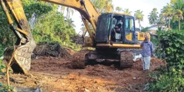 കായലില്‍ നിന്ന് ഖനനം ചെയ്യുന്ന മണല്‍ ശേഖരിക്കുന്നതിന് കായല്‍ തീരത്ത് ജെസിബി ഉപയോഗിച്ച് നടത്തുന്ന നിലം ഒരുക്കല്‍.