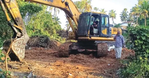 കായലില് നിന്ന് ഖനനം ചെയ്യുന്ന മണല് ശേഖരിക്കുന്നതിന് കായല് തീരത്ത് ജെസിബി ഉപയോഗിച്ച് നടത്തുന്ന നിലം ഒരുക്കല്.