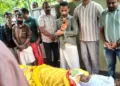 സാവരിയയുടെ മൃതദേഹത്തില് അന്തിമോപചാരം അര്പ്പിക്കുന്നവര്