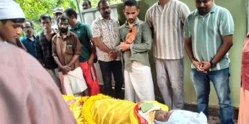 സാവരിയയുടെ മൃതദേഹത്തില് അന്തിമോപചാരം അര്പ്പിക്കുന്നവര്
