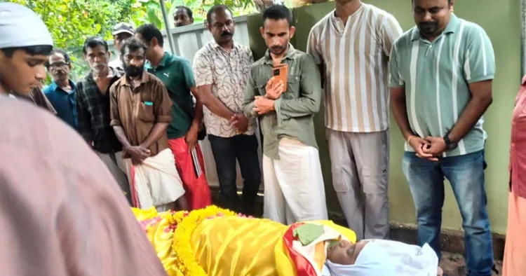 സാവരിയയുടെ മൃതദേഹത്തില് അന്തിമോപചാരം അര്പ്പിക്കുന്നവര്