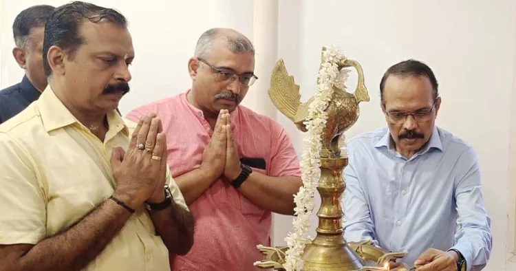 സേവാഭാരതി കേരളം സംഘടിപ്പിച്ച സേവാ സങ്കല്പ് ക്ലസ്റ്റര് യൂണിവേഴ്സിറ്റി ഓഫ് ജമ്മു വൈസ് ചാന്സലര് പ്രൊഫ. കെ.എസ്. ചന്ദ്രശേഖര് ഉദ്ഘാടനം ചെയ്യുന്നു. ആര്എസ്എസ് മഹാനഗര് സംഘചാലക് എം. മുരളി, ദേശീയ സേവാഭാരതി സംസ്ഥാന പ്രസിഡന്റ് ഡോ. രഞ്ജിത്ത് വിജയഹരി സമീപം