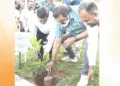തിരുവനന്തപുരം കൊച്ചുവേളി പ്രകൃതി വാതക കേന്ദ്രത്തില്‍ ശുചിത്വ യജ്ഞ പരിപാടി ഉദ്ഘാടനം ചെയ്ത ശേഷം കേന്ദ്രമന്ത്രി സുരേഷ്‌ഗോപി അമ്മ വി. ജ്ഞാനലക്ഷ്മിയമ്മയുടെ പേരിലുള്ള വൃക്ഷത്തൈ നടുന്നു