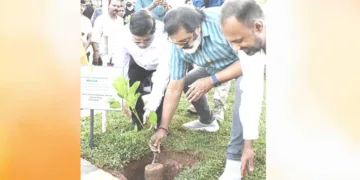 തിരുവനന്തപുരം കൊച്ചുവേളി പ്രകൃതി വാതക കേന്ദ്രത്തില്‍ ശുചിത്വ യജ്ഞ പരിപാടി ഉദ്ഘാടനം ചെയ്ത ശേഷം കേന്ദ്രമന്ത്രി സുരേഷ്‌ഗോപി അമ്മ വി. ജ്ഞാനലക്ഷ്മിയമ്മയുടെ പേരിലുള്ള വൃക്ഷത്തൈ നടുന്നു
