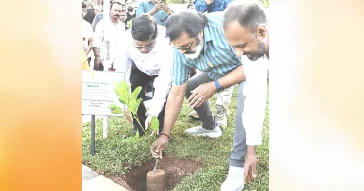 തിരുവനന്തപുരം കൊച്ചുവേളി പ്രകൃതി വാതക കേന്ദ്രത്തില് ശുചിത്വ യജ്ഞ പരിപാടി ഉദ്ഘാടനം ചെയ്ത ശേഷം കേന്ദ്രമന്ത്രി സുരേഷ്ഗോപി അമ്മ വി. ജ്ഞാനലക്ഷ്മിയമ്മയുടെ പേരിലുള്ള വൃക്ഷത്തൈ നടുന്നു