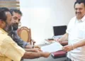 പുതുമന മനു നമ്പൂതിരി, ആറ്റുകാല്‍ ഈശ്വരന്‍ നമ്പൂതിരി എന്നിവര്‍ ചേര്‍ന്ന് മന്ത്രി കെ. മുരളീധരന് പ്രമേയം സമര്‍പ്പിക്കുന്നു