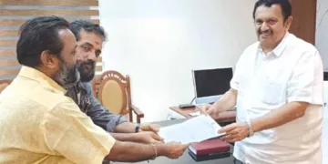 പുതുമന മനു നമ്പൂതിരി, ആറ്റുകാല്‍ ഈശ്വരന്‍ നമ്പൂതിരി എന്നിവര്‍ ചേര്‍ന്ന് മന്ത്രി കെ. മുരളീധരന് പ്രമേയം സമര്‍പ്പിക്കുന്നു