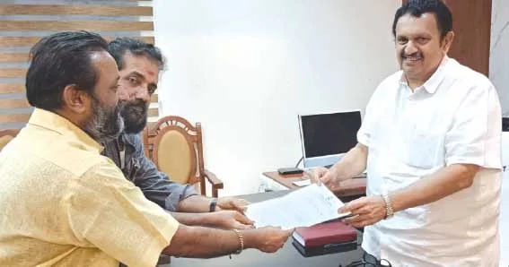 പുതുമന മനു നമ്പൂതിരി, ആറ്റുകാല്‍ ഈശ്വരന്‍ നമ്പൂതിരി എന്നിവര്‍ ചേര്‍ന്ന് മന്ത്രി കെ. മുരളീധരന് പ്രമേയം സമര്‍പ്പിക്കുന്നു