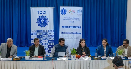 തിരുവനന്തപുരത്ത് എത്തിയ കേരളം, തമിഴ്‌നാട്, പുതുച്ചേരി എന്നിവയുടെ ചുമതലയുള്ള ബ്രിട്ടീഷ് ഡെപ്യൂട്ടി ഹൈക്കമ്മിഷണര്‍ സുധാപ ചൗധരി ട്രിവാന്‍ഡ്രം ചേംബര്‍ ഓഫ് കൊമേഴ്‌സ് ആന്‍ഡ് ഇന്‍ഡസ്ട്രിയില്‍ മാധ്യമങ്ങളുമായി സംസാരിക്കുന്നു. ടിസിസിഐ സെക്രട്ടറി എബ്രഹാം തോമസ് (ജോജി), ഡിപ്പാര്‍ട്ട്‌മെന്റ് ഫോര്‍ ബിസിനസ്, ഇന്നൊവേഷന്‍, സയന്‍സ് ആന്‍ഡ് ട്രേഡിലെ സീനിയര്‍ ഇന്‍വെസ്റ്റ്‌മെന്റ് അഡൈ്വസര്‍ സിജോയ് തോമസ്, ടിസിസിഐ പ്രസിഡന്റ് എസ്.എന്‍. രഘുചന്ദ്രന്‍ നായര്‍, ബ്രിട്ടീഷ് ഡെപ്യൂട്ടി ഹൈ കമ്മിഷനിലെ ട്രേഡ് ആന്‍ഡ് ഇന്‍വെസ്റ്റ്‌മെന്റ്(കേരള) മേധാവി സരീന്‍ സോളമന്‍ വൈസ് പ്രസിഡന്റ് സുരേഷ് മാത്യു എന്നിവര്‍ സമീപം