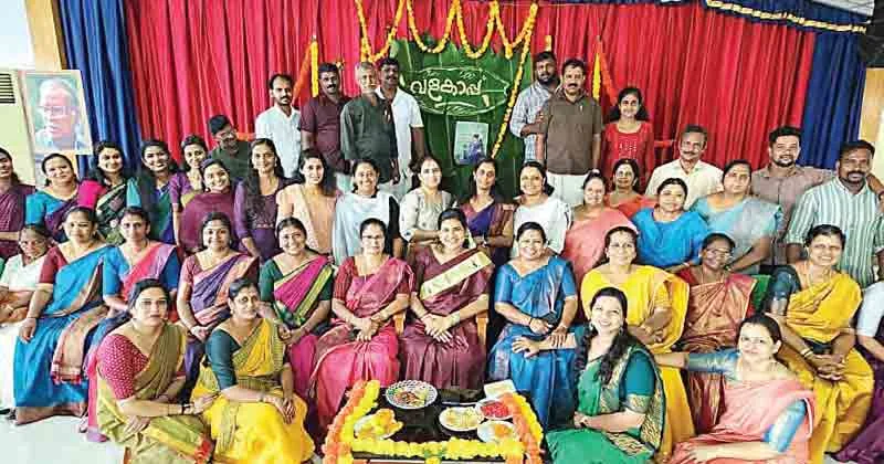 പ്രിയപ്പെട്ട സെക്രട്ടറിയുടെ വളകാപ്പ് ആഘോഷമാക്കി അയ്മനം പഞ്ചായത്ത്; കുടുംബാന്തരീക്ഷത്തില് ചടങ്ങ് ഒരുക്കി ജനപ്രതിനിധികളും ജീവനക്കാരും