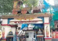 റോഡു വികസനത്തിനായി ഏറ്റെടുത്ത കാഞ്ഞിരംപാറ ശ്രീകൃഷ്ണസ്വാമി ക്ഷേത്രത്തിന്റെ ഗോപുരം. തൊട്ടുപിന്നില്‍ പുതിയ ഗോപുരത്തിന്റെ നിര്‍മാണം പുരോഗമിക്കുന്നു