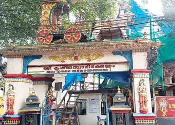 റോഡു വികസനത്തിനായി ഏറ്റെടുത്ത കാഞ്ഞിരംപാറ ശ്രീകൃഷ്ണസ്വാമി ക്ഷേത്രത്തിന്റെ ഗോപുരം. തൊട്ടുപിന്നില്‍ പുതിയ ഗോപുരത്തിന്റെ നിര്‍മാണം പുരോഗമിക്കുന്നു