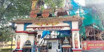 റോഡു വികസനത്തിനായി ഏറ്റെടുത്ത കാഞ്ഞിരംപാറ ശ്രീകൃഷ്ണസ്വാമി ക്ഷേത്രത്തിന്റെ ഗോപുരം. തൊട്ടുപിന്നില്‍ പുതിയ ഗോപുരത്തിന്റെ നിര്‍മാണം പുരോഗമിക്കുന്നു