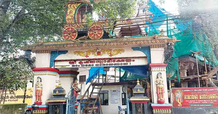 റോഡു വികസനത്തിനായി ഏറ്റെടുത്ത കാഞ്ഞിരംപാറ ശ്രീകൃഷ്ണസ്വാമി ക്ഷേത്രത്തിന്റെ ഗോപുരം. തൊട്ടുപിന്നില്‍ പുതിയ ഗോപുരത്തിന്റെ നിര്‍മാണം പുരോഗമിക്കുന്നു