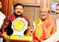 വെള്ളാപ്പള്ളി നടേശന് യുഎഇയിലെ എസ്എന്‍ഡിപി
യോഗം ഭാരവാഹികള്‍ ഉപഹാരം നല്‍കുന്നു