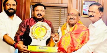 വെള്ളാപ്പള്ളി നടേശന് യുഎഇയിലെ എസ്എന്‍ഡിപി
യോഗം ഭാരവാഹികള്‍ ഉപഹാരം നല്‍കുന്നു