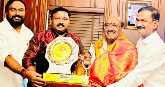 വെള്ളാപ്പള്ളി നടേശന് യുഎഇയിലെ എസ്എന്‍ഡിപി
യോഗം ഭാരവാഹികള്‍ ഉപഹാരം നല്‍കുന്നു