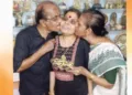സ്നേഹ ചുംബനം... പുരസ്കാര വിവരം അറിഞ്ഞ് വൈക്കം വിജയലക്ഷ്മിക്ക് മധുരം നല്കി ചുംബിക്കുന്ന അച്ഛന് മുരളിയും അമ്മ വിമലയും