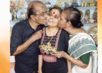 സ്നേഹ ചുംബനം... പുരസ്കാര വിവരം അറിഞ്ഞ് വൈക്കം വിജയലക്ഷ്മിക്ക് മധുരം നല്കി ചുംബിക്കുന്ന അച്ഛന് മുരളിയും അമ്മ വിമലയും