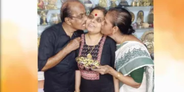 സ്നേഹ ചുംബനം... പുരസ്കാര വിവരം അറിഞ്ഞ് വൈക്കം വിജയലക്ഷ്മിക്ക് മധുരം നല്കി ചുംബിക്കുന്ന അച്ഛന് മുരളിയും അമ്മ വിമലയും