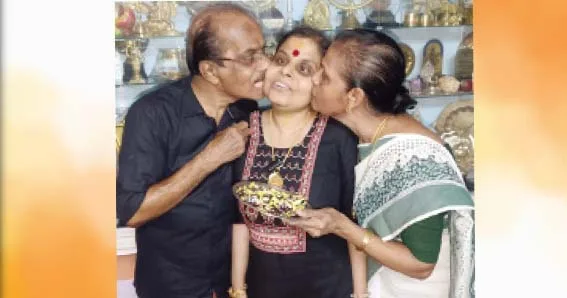 സ്നേഹ ചുംബനം... പുരസ്കാര വിവരം അറിഞ്ഞ് വൈക്കം വിജയലക്ഷ്മിക്ക് മധുരം നല്കി ചുംബിക്കുന്ന അച്ഛന് മുരളിയും അമ്മ വിമലയും