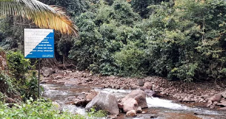 വിലങ്ങാട് - വയനാട് ചുരം ഇല്ലാത്ത റോഡ് കടന്നുപോകുന്ന വിലങ്ങാട് - വയനാട് അതിര്ത്തിയിലെ പുല്ലുവായ് പുഴ