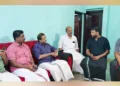 സാവരിയ ബസന്തിന്റെ വീട് സന്ദര്‍ശിച്ച വി. മുരളീധരന്‍ എംഎല്‍എ മാതാപിതാക്കളുമായി സംസാരിക്കുന്നു